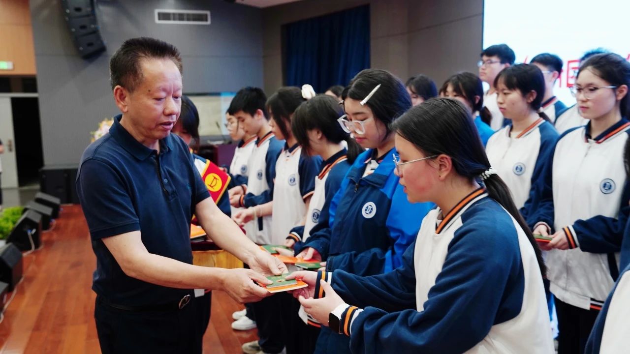 入团扬青春 共筑中国梦:恒定中学第七期入团仪式